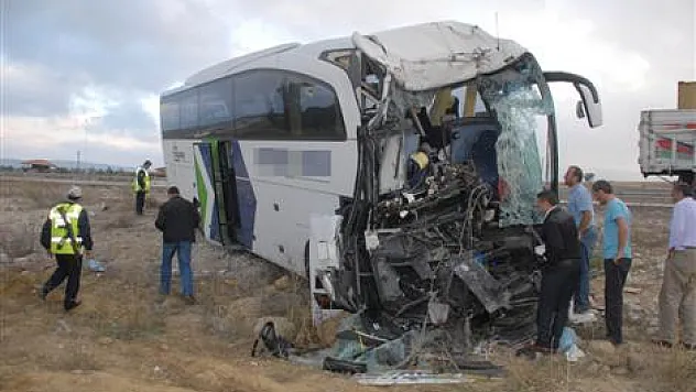 Otobüs kamyona çaprtı