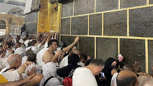 Beytullah'a yüz sürmek hacıların en büyük hayali