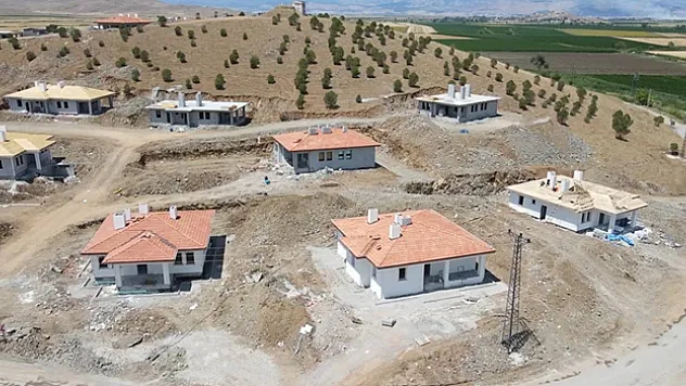 Bakan Özhaseki: Türkoğlu'ndaki 3 köyümüzde yöresel mimariye uygun olarak 92 ev inşa ediyoruz