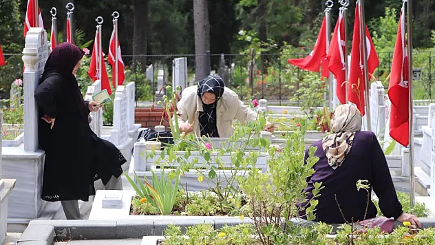 Arife günü şehitlikte hüzün