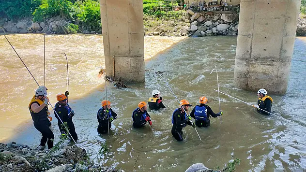 Giresun'da kulübesi heyelan altında kalan kişiyi arama çalışmaları devam ediyor