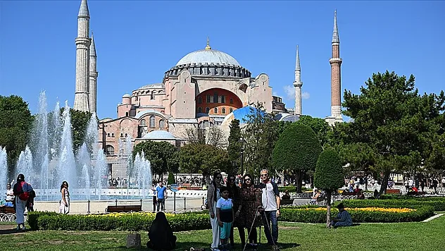 İstanbullular ve turistler boş kalan kentte gezmenin tadını çıkardı