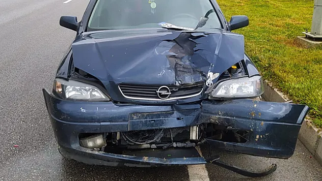 Bayram ziyaretine giden polis ve ailesi kazada yaralandı