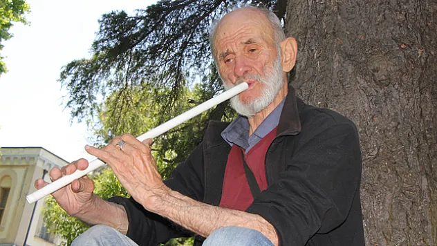 Kesik parmaklarıyla süpürge sapından yaptığı neyi çalıyor