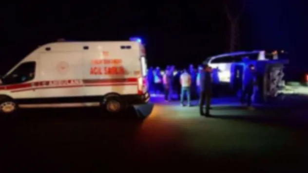 Amasya'da minibüs ile otomobil çarpıştı: 17 yaralı