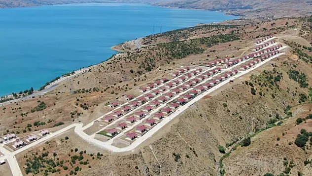 Göl manzaralı köy konutları, tatil köyünü aratmıyor