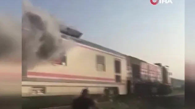 Yolcu treninin vagonu alev alev yandı, vatandaşlar büyük panik yaşadı