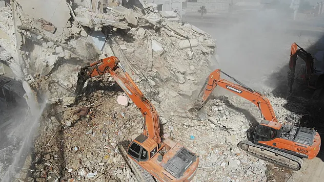 Enkaz kentte bayram tatilinin ardından iş makinası sesleri yankılanmaya başladı