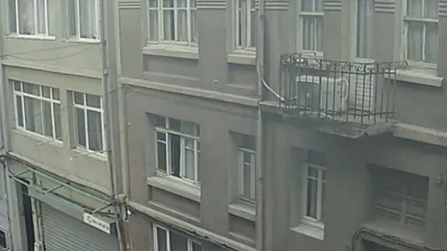 örümcek adam' gibi hırsız kameraya yansıdı