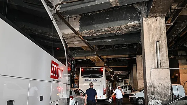 Büyük İstanbul Otogarı'nda kolon ve kirişlerdeki sıvaların dökülmesiyle demirler ortaya çıktı