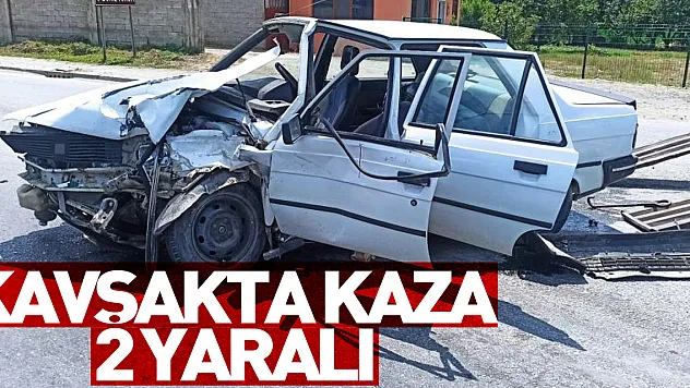 Kavşakta kaza: 2 yaralı