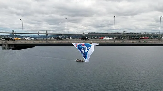 Anadolu Efes'in şampiyonluk bayrakları İstanbul Boğazı'ndaki köprülere asıldı