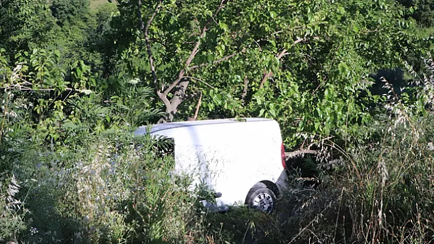 Freni tutmayan araç bahçeye uçtu: Anne ve kızı ölümden döndü
