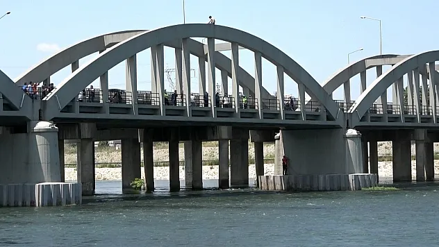Köprüde intihar girişimi