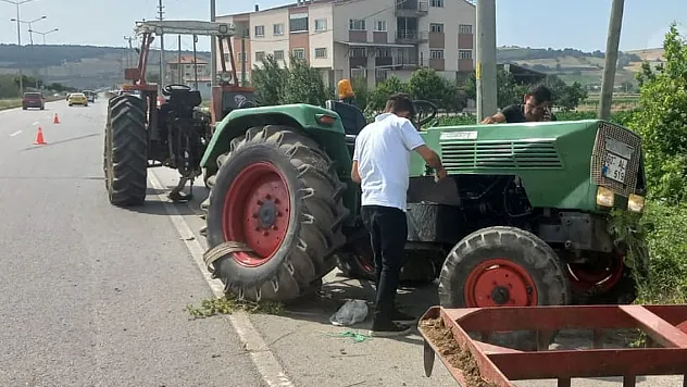 Otomobille traktör çarpıştı 2 kişi yaralandı