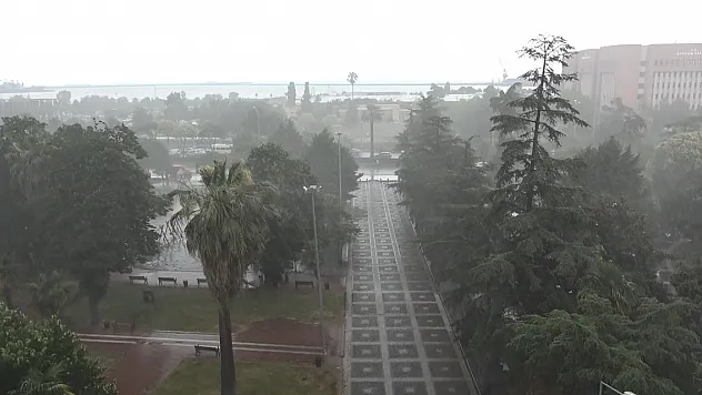 Samsun'da kısa süreli sağanak korkuttu