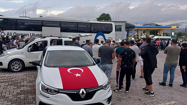 Güle oynaya askere gittiler