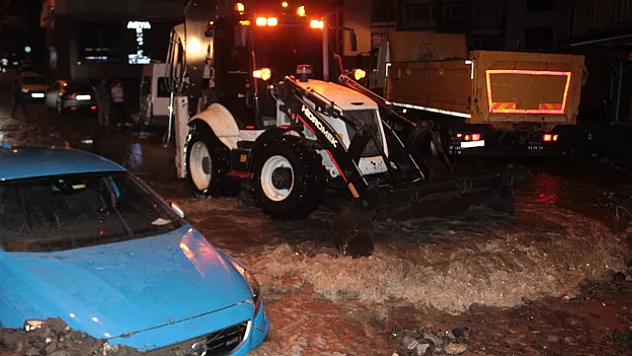 Ordu'da sel sonrası heyelan: İş makinesi ve araçlar toprak altına kaldı