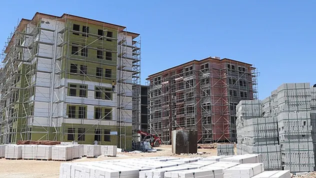 İslahiye'deki deprem konutlarında kaba inşaatı biten bloklarda dış cephe çalışmaları yapılıyor