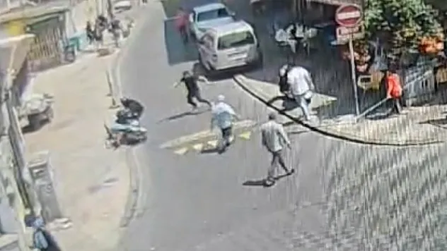 İstanbul'da aksiyon filmi gibi olay kamerada: Gaspçı üstüne atlayan polis amirine ateş açtı