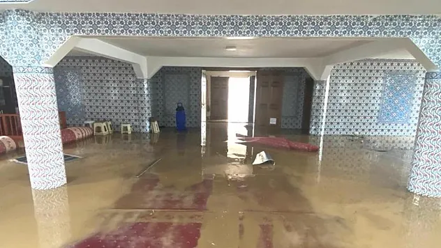 19 Mayıs'ta dere taştı, cami ve evleri su bastı
