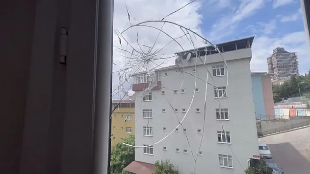 İstanbul'da maganda kurşunu: Salonda oturan aile ölümden döndü