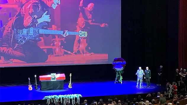 Sanatçı Özkan Uğur son yolculuğuna uğurlanıyor