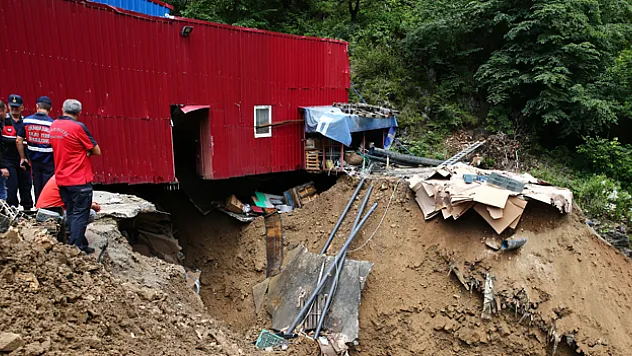 Giresun'da zemini çöken fabrikada göçük altında kalan 3 işçiden 2'si kurtarıldı
