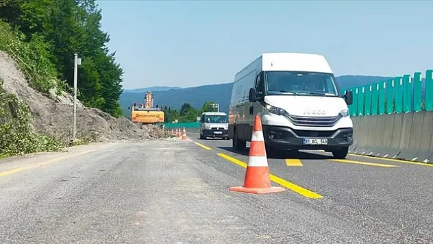 D-100 kara yolu Bolu Dağı geçişinde meydana gelen heyelan nedeniyle ulaşım kontrollü sağlanıyor