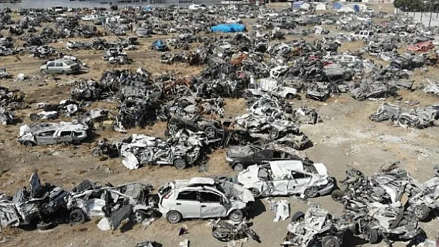 Hevesle satın aldıkları araçları, hüzünle araç mezarlığından teslim alıyorlar