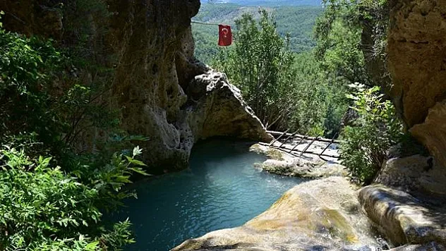 Antalya sıcağından bunalanlar zirvedeki Kral Havuzu'nda serinliyor