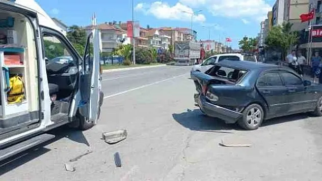 Otomobil park halindeki araca çarptı: 2 yaralı