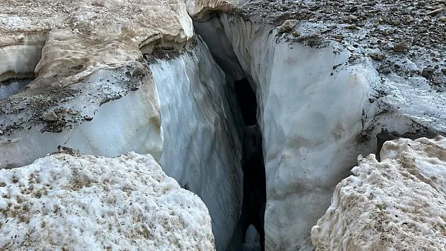 Cilo'da buzul kırıldı, 4 kişi oluşan çukura düştü