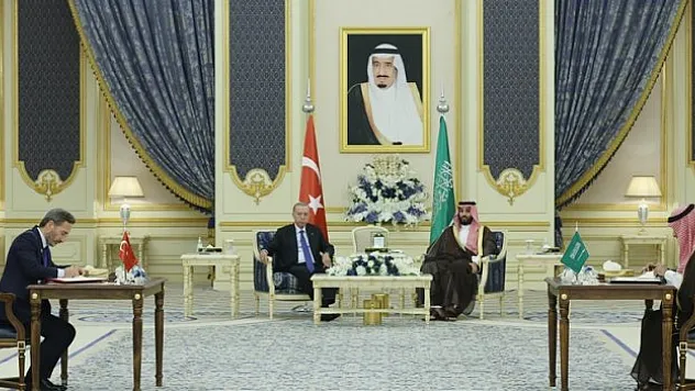 Türkiye ve Suudi Arabistan arasında yatırım, savunma sanayii, enerji, savunma ve iletişim alanında anlaşmalar imzalandı