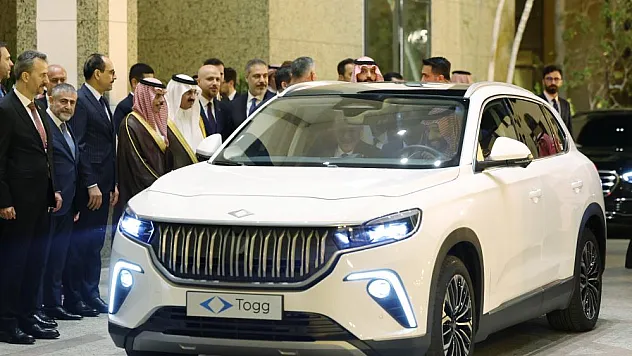 Prens Selman kendisine hediye edilen TOGG ile Cumhurbaşkanı Erdoğan'ı oteline bıraktı