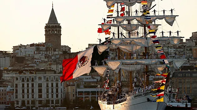 Meksika donanmasına ait yelkenli eğitim gemisi 'Cuauhtemoc', İstanbul Sarayburnu'na ulaştı