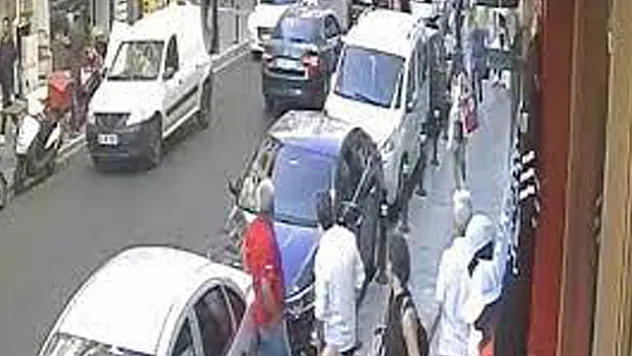 Şişli'de ölümden kıl payı kurtuluş kamerada: Şoke olan genç kız neye uğradığını şaşırdı