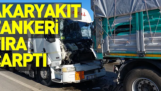 Akaryakıt tankeri tıra çarptı: Sıkışan sürücüyü itfaiye kurtardı
