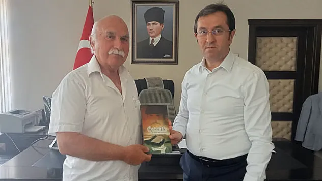 Yazar Özen, Terme Kaymakamı Maytalman'a yeni kitabını takdim etti