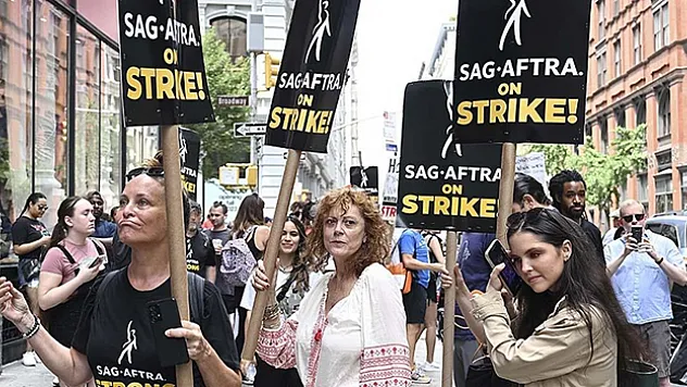 Hollywood'da senarist ve oyuncuların ortak grevi ikinci haftasında devam ediyor