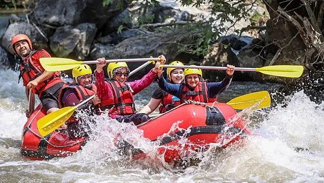 Bursalı kadınlar yöresel kıyafetleriyle rafting yaptı