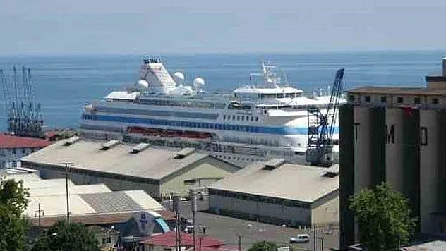 Kruvaziyer gemisi Trabzon Limanını mesken tuttu