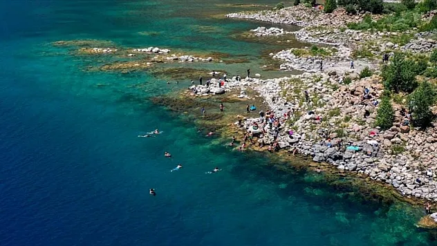 Doğaseverler Türkiye'nin en büyük krater gölü olan Nemrut Krater Gölü'nde yüzdü