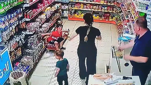 Afacan kardeşlerin markette gülümseten anları kamerada