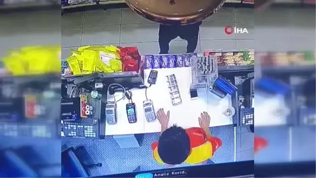 İstanbul'da tezgahtan telefon hırsızlıkları kamerada: Saniyeler içinde telefonları çaldılar
