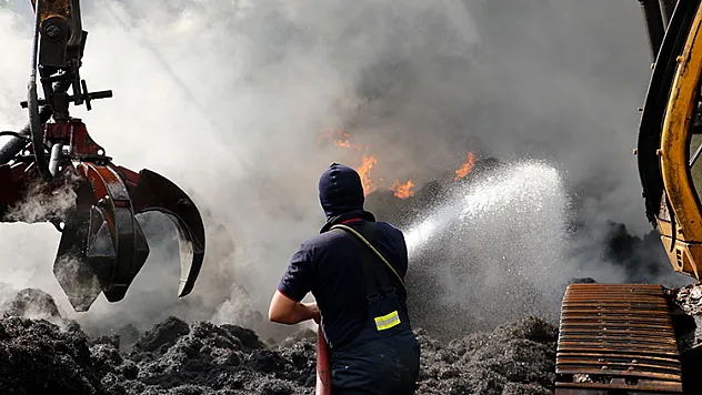 Kocaeli'de geri dönüşüm fabrikasında çıkan yangına müdahale ediliyor