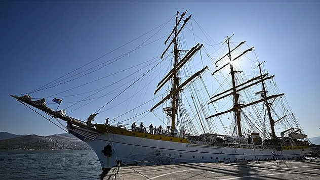 Romanya'nın yelkenli askeri eğitim gemisi İzmir'e geldi