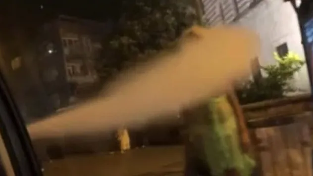 İstanbul'da akıl almaz olay kamerada: Kadınlara yangın tüpü sıkarak saldırdılar