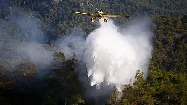 Antalya'nın Kemer ilçesindeki orman yangınına havadan ve karadan müdahale ediliyor