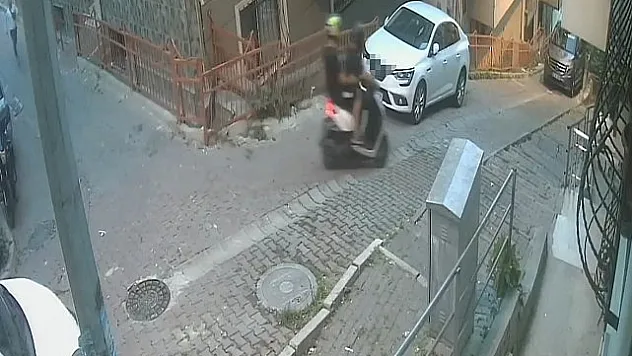 İstanbul'da film gibi olay kamerada: Kapkaççılar çıkmaz sokağa girince şoke oldu